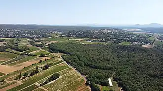 Vue au nord-ouest, Le village et sa périphérie.
