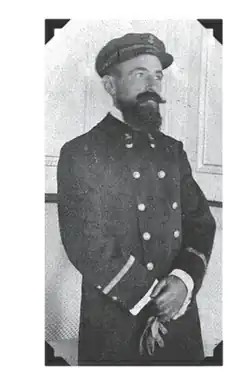 Photo noir et blanc d'un homme en uniforme