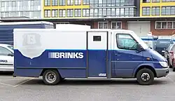Photo d'un camion blanc et bleu dans une rue.