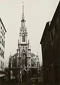 Vue de la façade principale de l'église de la cité Rambaud (Lyon) avant sa destruction.
