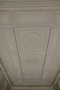La plafond sculpté.