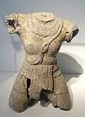 Corps d'une divinité mâle (Śiva?). Yang Mum, Gia Lai. XIVe – XVe&nbsp;siècle. Céramique brune. MH Vietnam