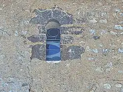 Fenêtre à faux claveaux du mur nord.