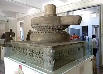 Sanctuaire de Trà Kiệu, Xe&nbsp;siècle. Linga enchâssé dans le bassin pour les ablutions, supporté par le piédestal et son soubassement à figures[110].