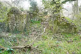 Ruine du bâtiment du treuil.