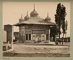 Photographie de la fontaine dans les années 1870[2]