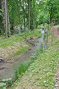 Le canal issu du Boiron. On aperçoit l'orifice du système de pompage.