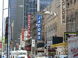 Les théâtres de la 45e Rue, de gauche à droite : Minskoff Theatre, Booth Theatre, Gerald Schoenfeld Theatre, Bernard B. Jacobs Theatre et John Golden Theatre.