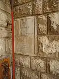 Plaque commémorative en mémoire de Hildevent Pierre Hersent apposée à l'entrée de l'église.