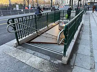 Un des deux accès no&nbsp;5, « Avenue René Coty ».