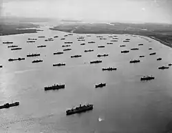 Photo aérienne noir et blanc d'un grand nombre de navires "stationné" sur un vaste plan d'eau.