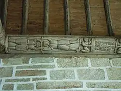 bas-relief représentant deux hommes tête-bêche tenant un bâton, accompagné de l'inscription « Faict par Gabriel Brenier l'an 1608. »