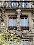 No&nbsp;50 : encadrement sculpté de fenêtres du second étage réalisé par Charles Gauthier.