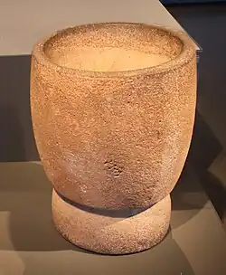 « Meule-mortier » en pierre provenant de Mallaha, Natoufien ancien. Musée d'Israël.