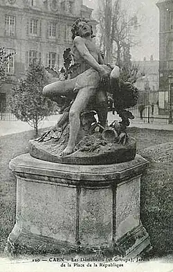 Carte postale ancienne du groupe statuaire Les Enfants dénicheurs mordus par les serpents.