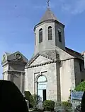 Façade occidentale et monument aux morts.
