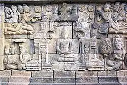 Bas-relief sur un garde-corps.