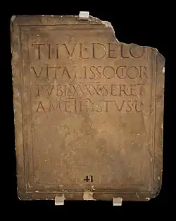 Épitaphe d'un agent du quarantième des Gaules. CIL XIII, 1819.