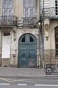 Porte d'entrée place de la Petite-Hollande