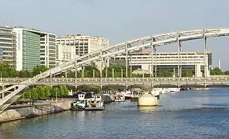 Le viaduc d'Austerlitz, vu depuis le pont d'Austerlitz, avec en arrière-plan le ministère des Finances.