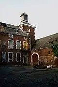 Vue du corps de logis depuis la cour de la ferme.