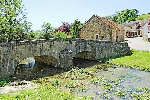 Construit au XVIIIe siècle en pierres de taille.