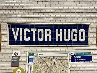 Faïence murale indiquant le nom de la station.