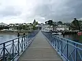 La passerelle « Jean Marin » au dessus du barrage prolongeant l'écluse.