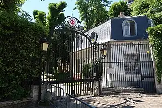 Entrée 17, rue d'Ankara.