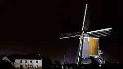 Moulin illuminé la nuit