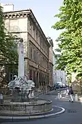Rue Cardinale vue de la place des Quatre-Dauphins (2013)
