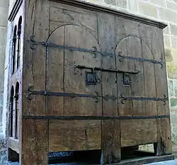 Armoire d'Aubazine à serrures et pentures de fer forgé, la plus ancienne « armoire liturgique » (Conditiora) de France (probablement début XIIIe&nbsp;siècle).