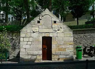 À gauche, le regard vu de face. Au milieu, l'inscription latine. À droite, l'intérieur du regard en 1899.