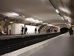 La station après son décarrossage, avant changement du carrelage en 2008.