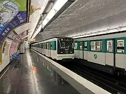 Deux rames MF 67 à quai.