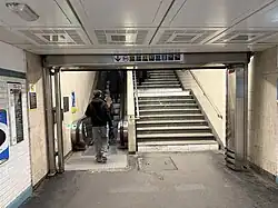 Accès depuis le hall voyageurs.