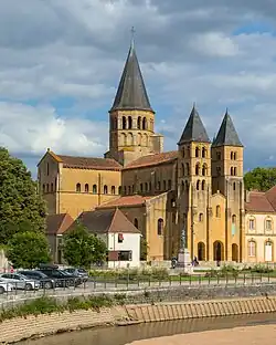 La basilique vue de face, côté Bourbince.