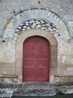 Porte d'entrée de l'Église Saint Domnin.