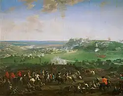 En premier plan, campement de soldats. Dans le lointain, une ville fortifiée.