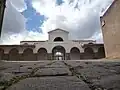 Ruelle pavée donnant accès au marché du 18 juillet.