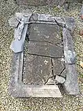Tombe brisée au fond du cimetière de Trévé de Jean-Auguste Marie Oheix.