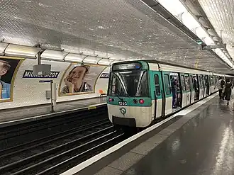 Arrêt d'une rame MF 77 en direction de Pointe du Lac.