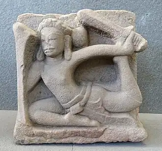 Guerrier en vol. Mỹ Sơn, tour sanctuaire C1 (?) dans le style de Trà Kiệu. H. 45&nbsp;cm. Xe&nbsp;siècle[111]