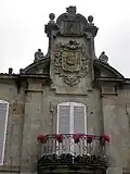 Balcon et armoiries