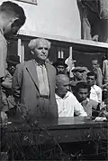 David Ben Gourion parlant en marge d'une manifestation à Ramat HaKovesh en 1943