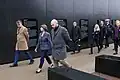 Catherine Colonna, Ministre des affaires étrangères française, parcours les inscriptions du lieu de la répression, en compagnie de son homologue estonien, Urmas Reinsalu.