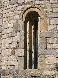 Fenêtre à double embrasure de l'abside.