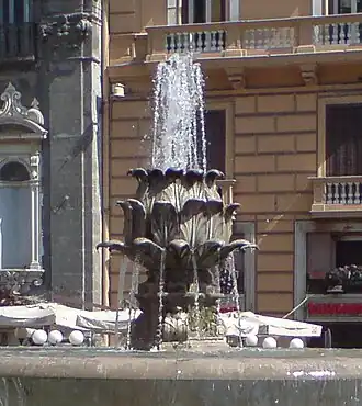 Détail de la corolle en forme d'artichaut.