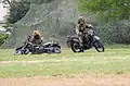 Les motocyclettes, remplaçant le cheval, permettent un déplacement rapide, sinon discret.