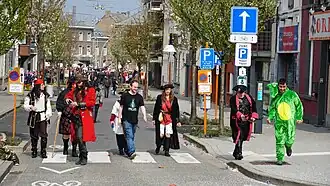 Quelques costumés à la rue de la Loi.